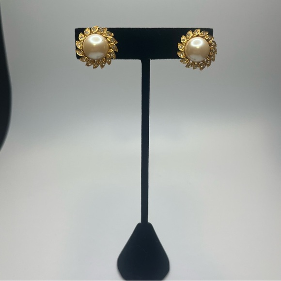 Vintage Richelieu gold tone pearl and faux diamond earrings - Picture 2 of 9